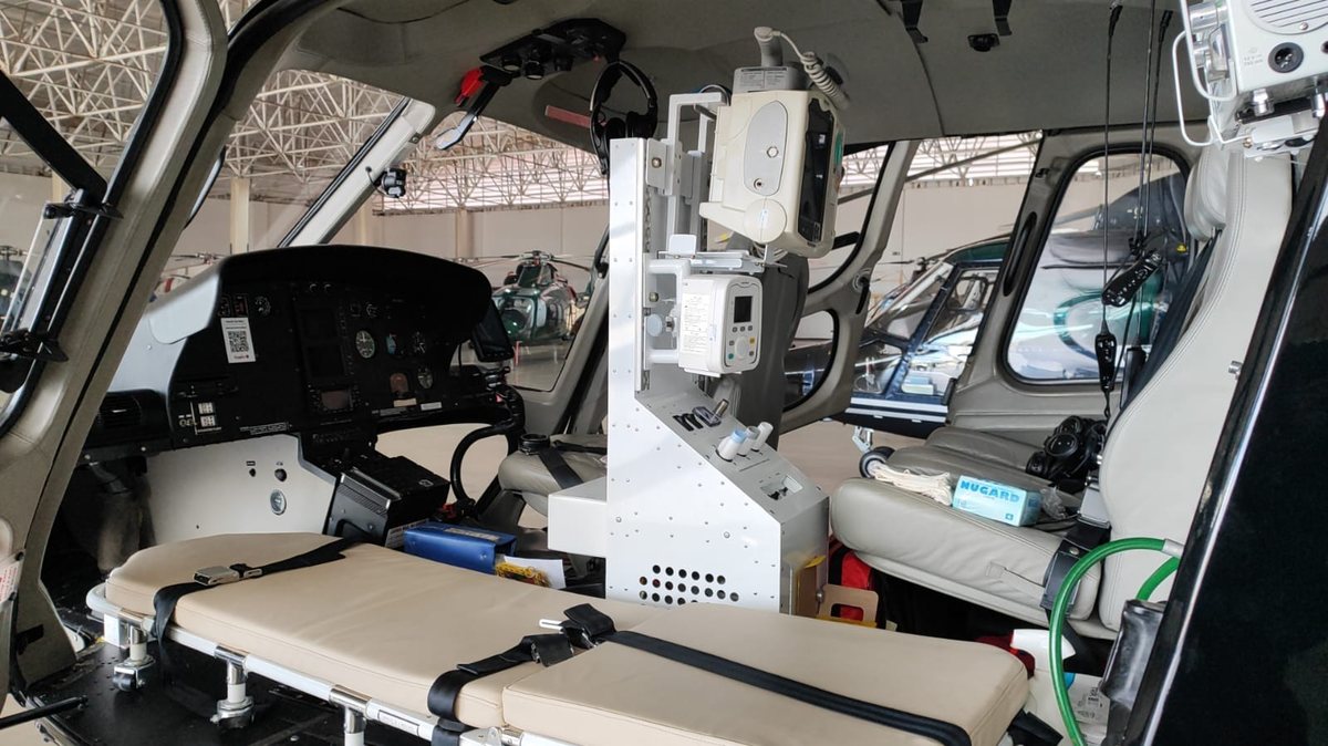 Sistema aeromédico instalado em helicóptero, com equipamentos fixados