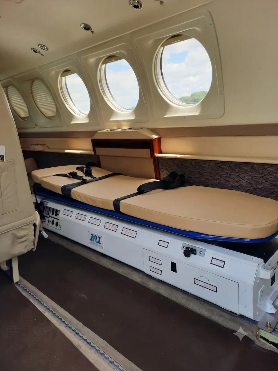 Sistema aeromédico Jazz Health Station instalado na cabine de um King Air