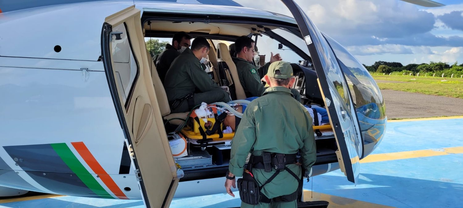 Equipe aeromédica embarcando paciente em helicóptero equipado com sistema Jazz