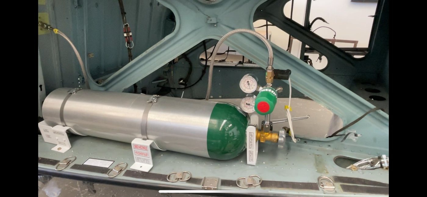 Cilindro de oxigênio medicinal instalado na estrutura da aeronave
