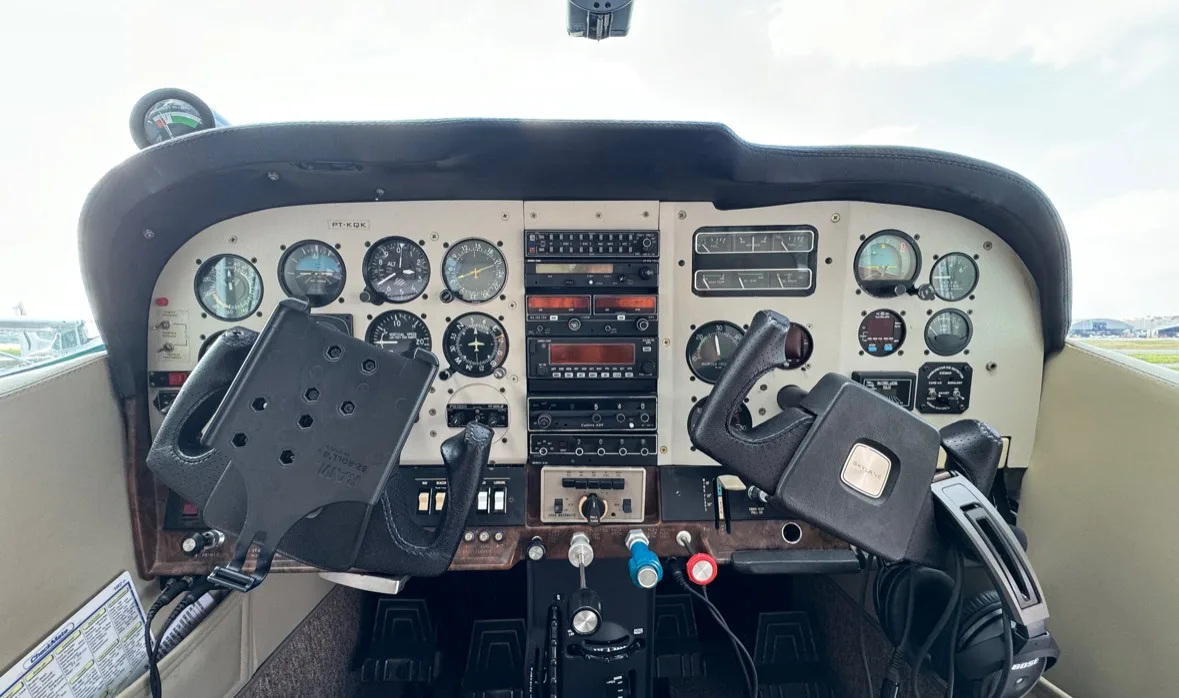 Painel do Cessna 182 antes do retrofit — instrumentos analógicos
