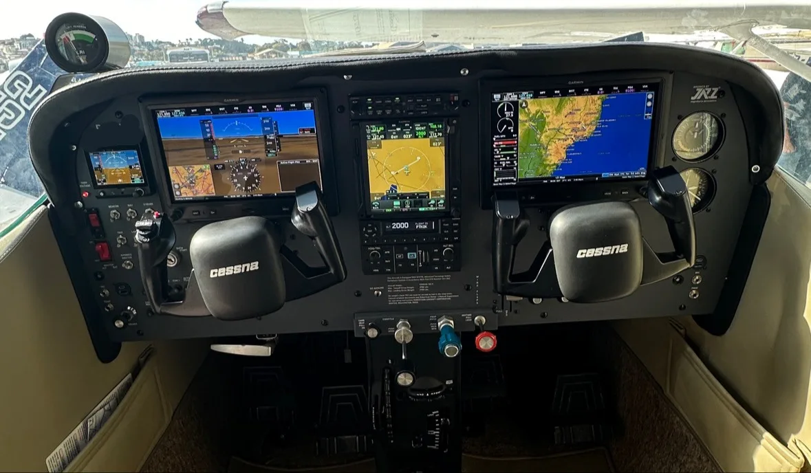 Painel do Cessna 182 depois do retrofit — glass cockpit Garmin