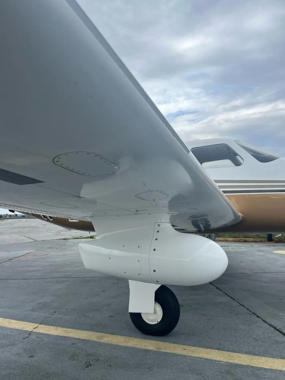 Radome fabricado pela Jazz instalado sob a asa