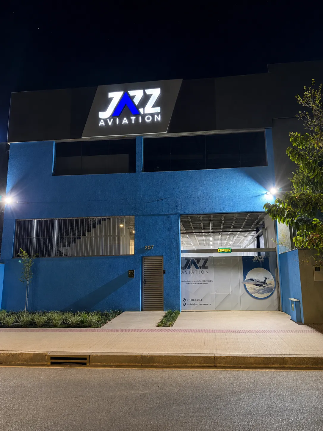 Sede da Jazz Aviation em Belo Horizonte, com letreiro iluminado