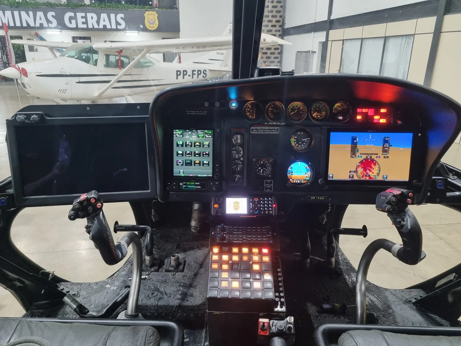 Painel modernizado — helicóptero Esquilo AS350
